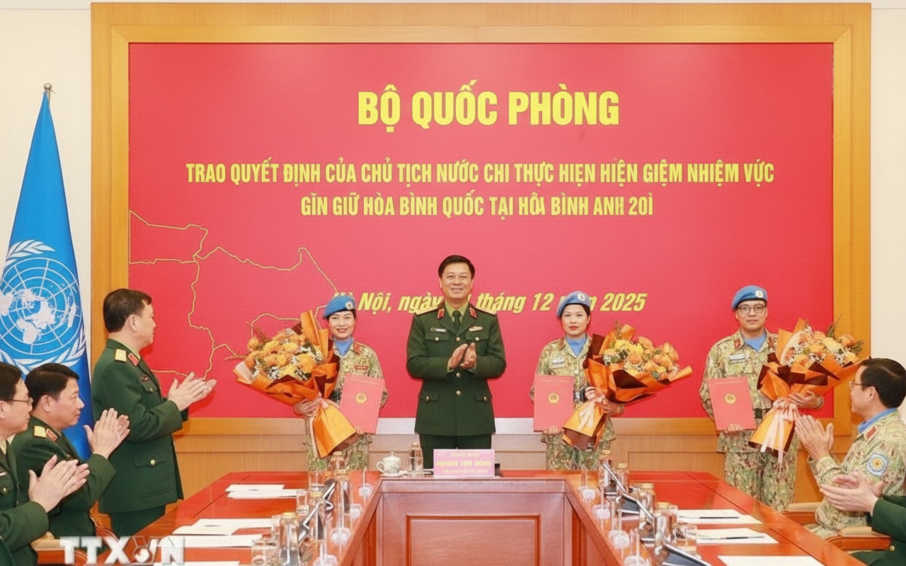 유엔 평화유지 임무를 수행하는 4명의 장교